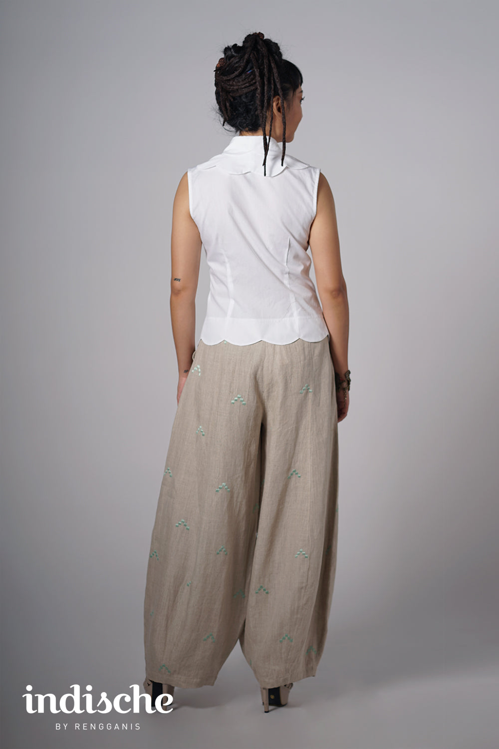 Scallop Sleeveless Kebaya