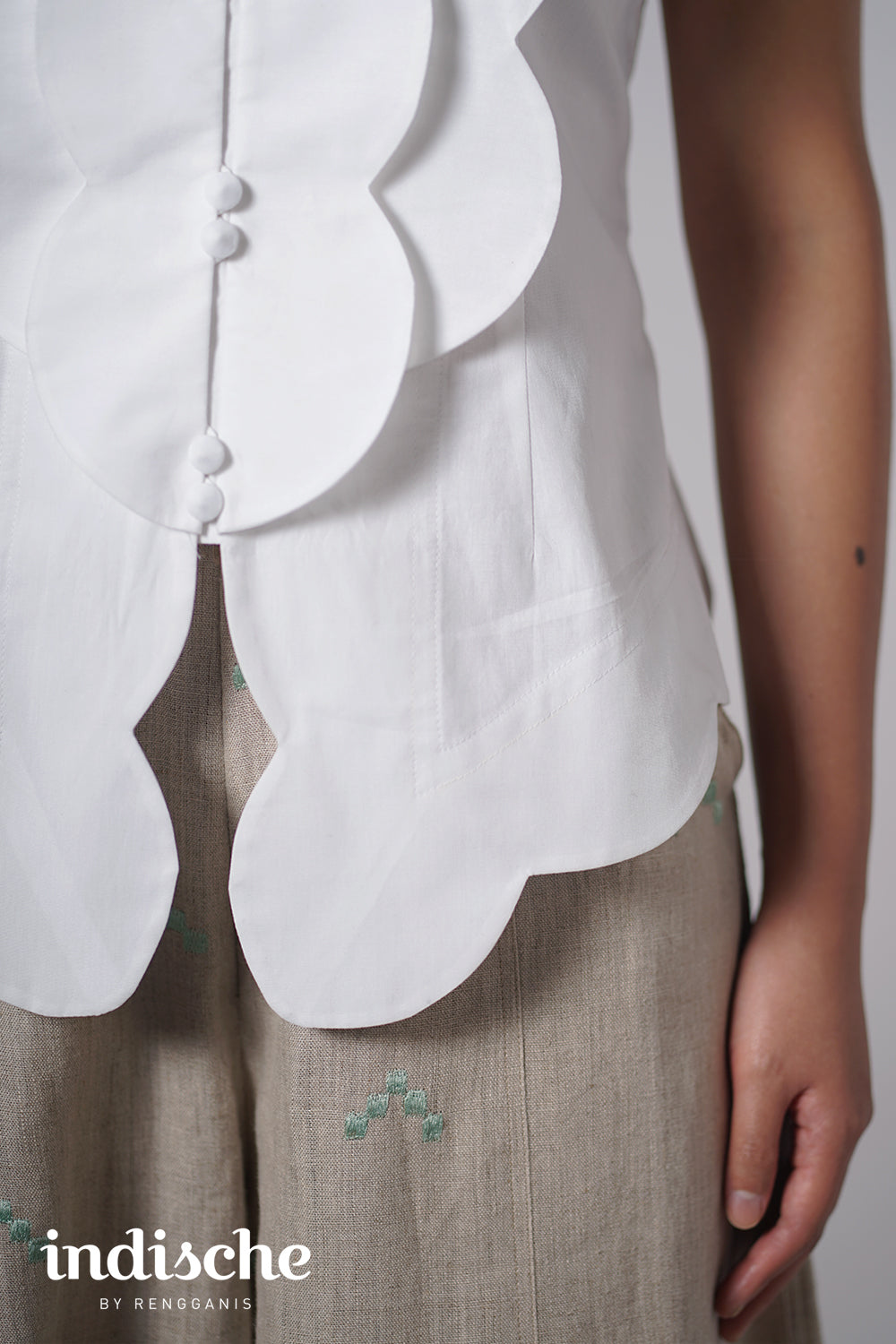 Scallop Sleeveless Kebaya