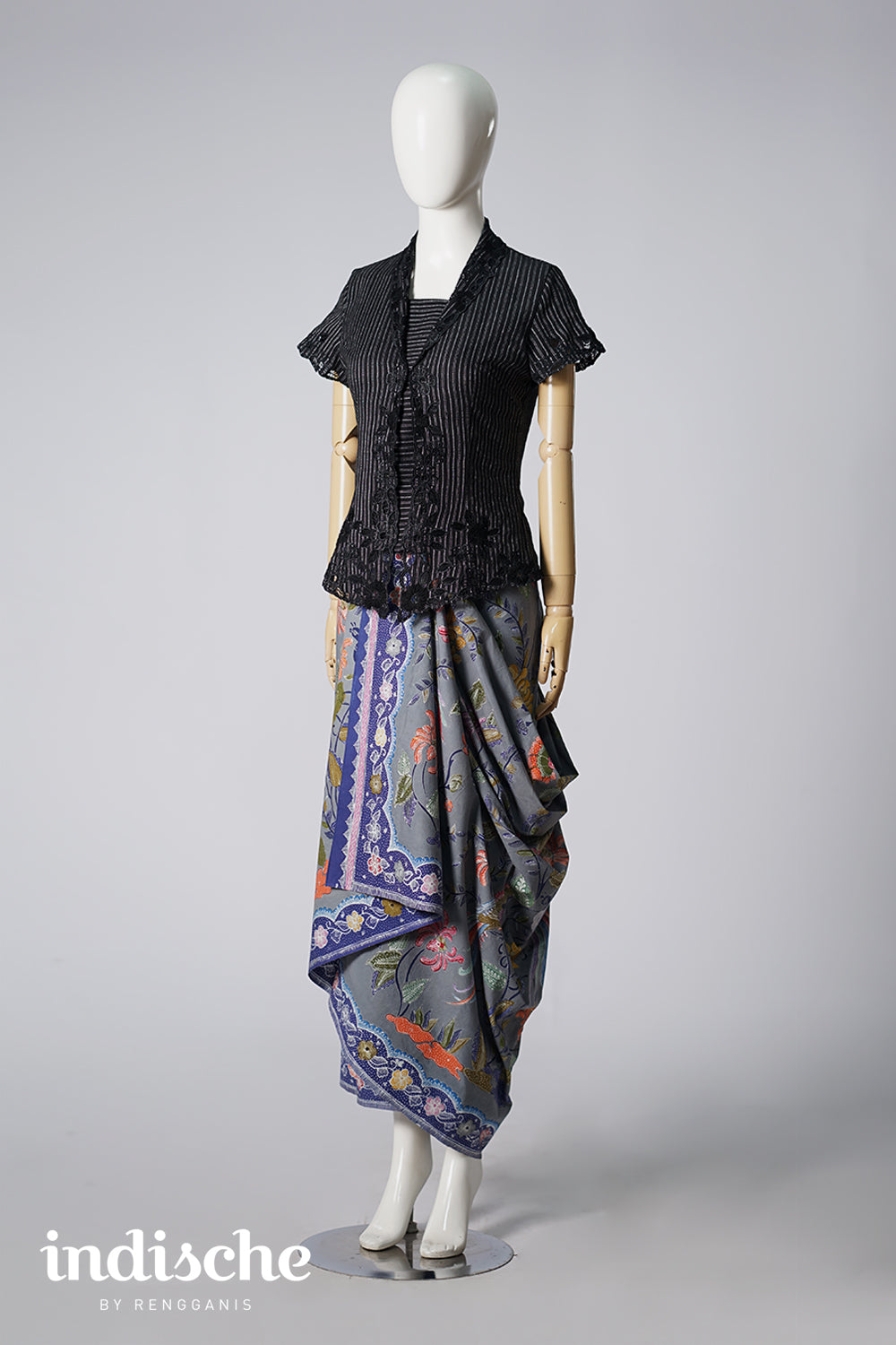 Short Sleeved Flora Aros in Black