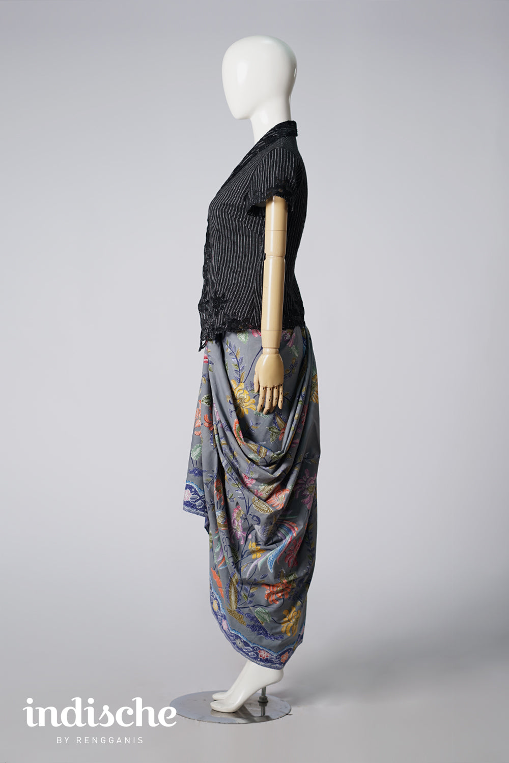 Short Sleeved Flora Aros in Black