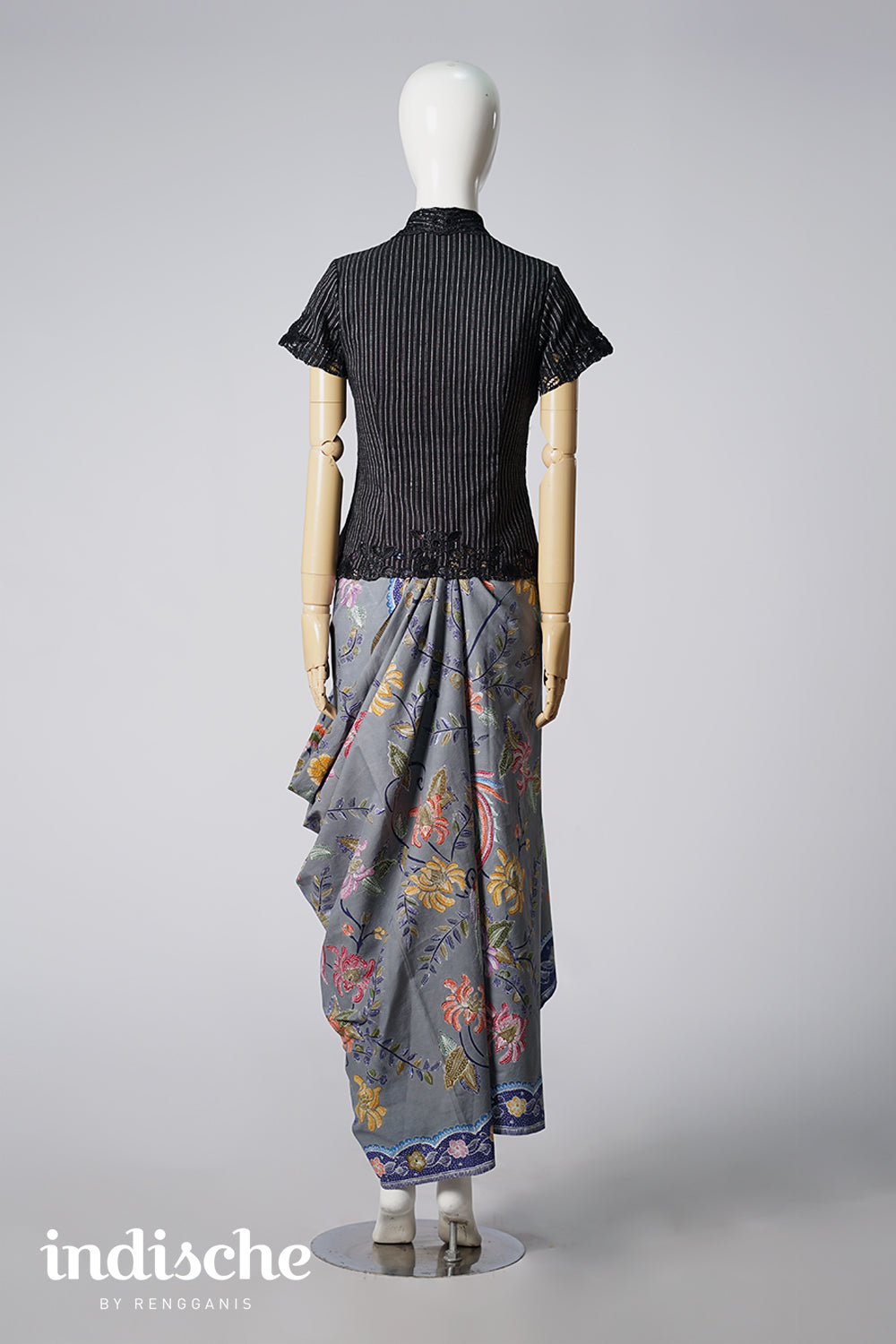 Short Sleeved Flora Aros in Black