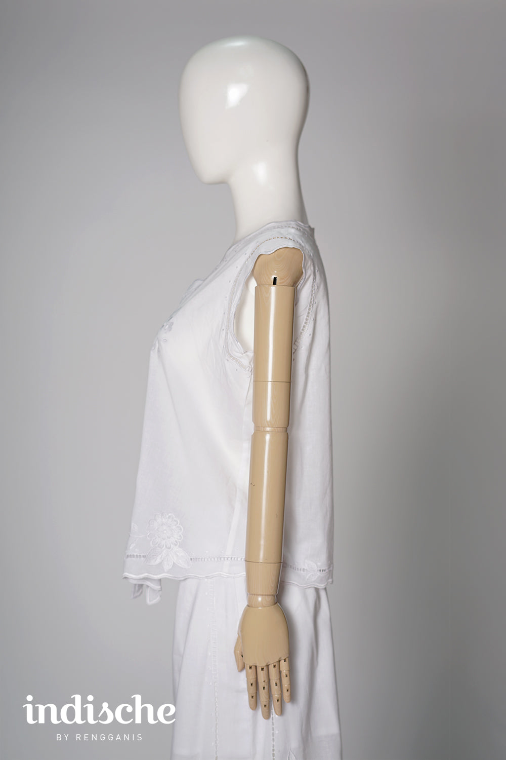 Dahlia Sleeveless Kebaya