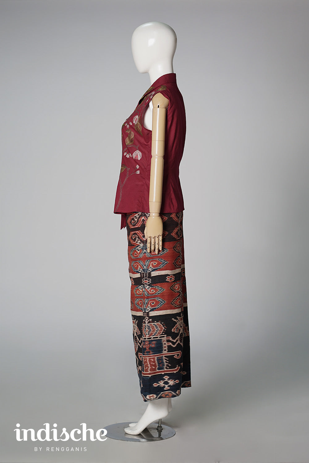 Sleeveless Kebaya Kartini Pala in Maroon