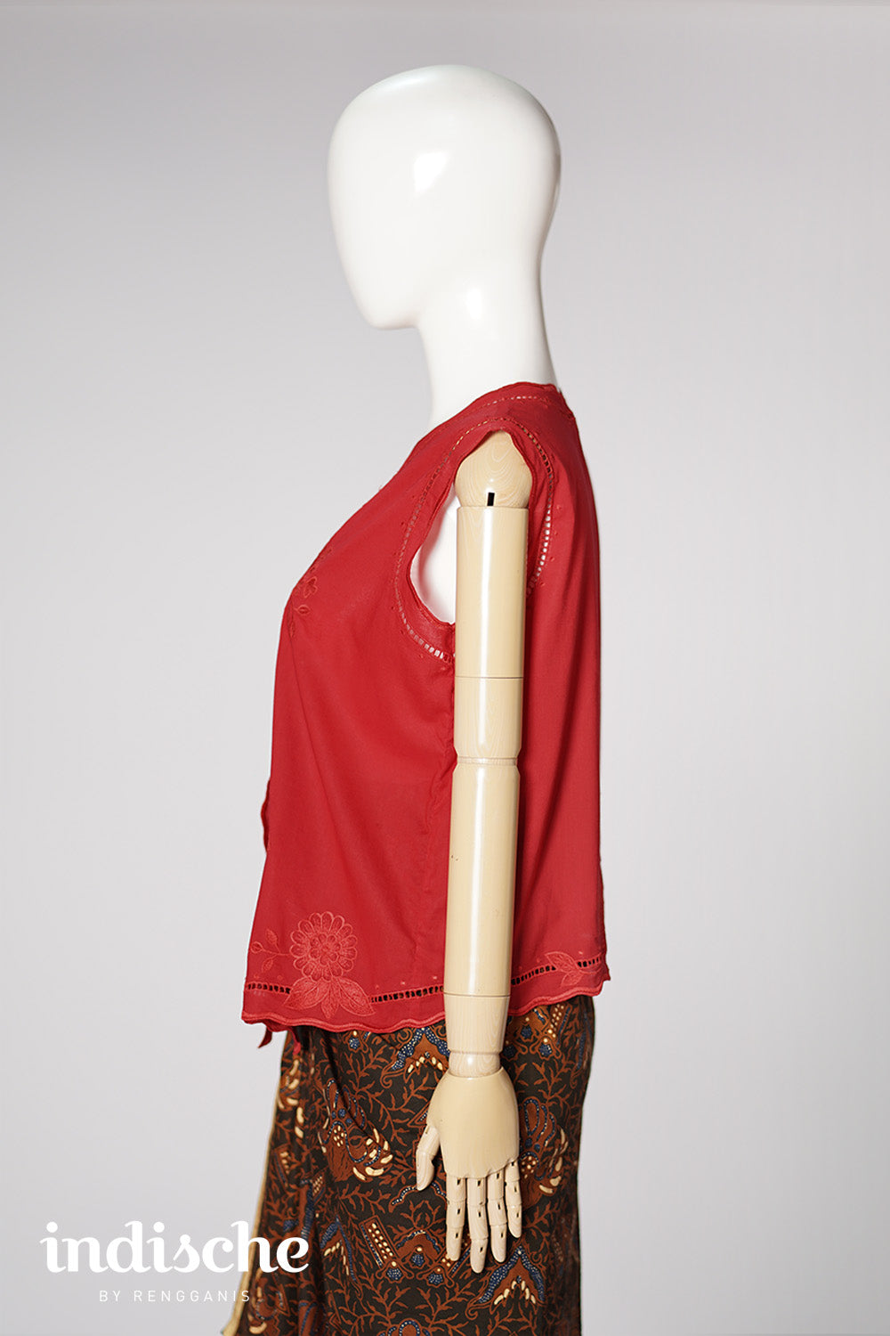 Dahlia Sleeveless Kebaya in Red