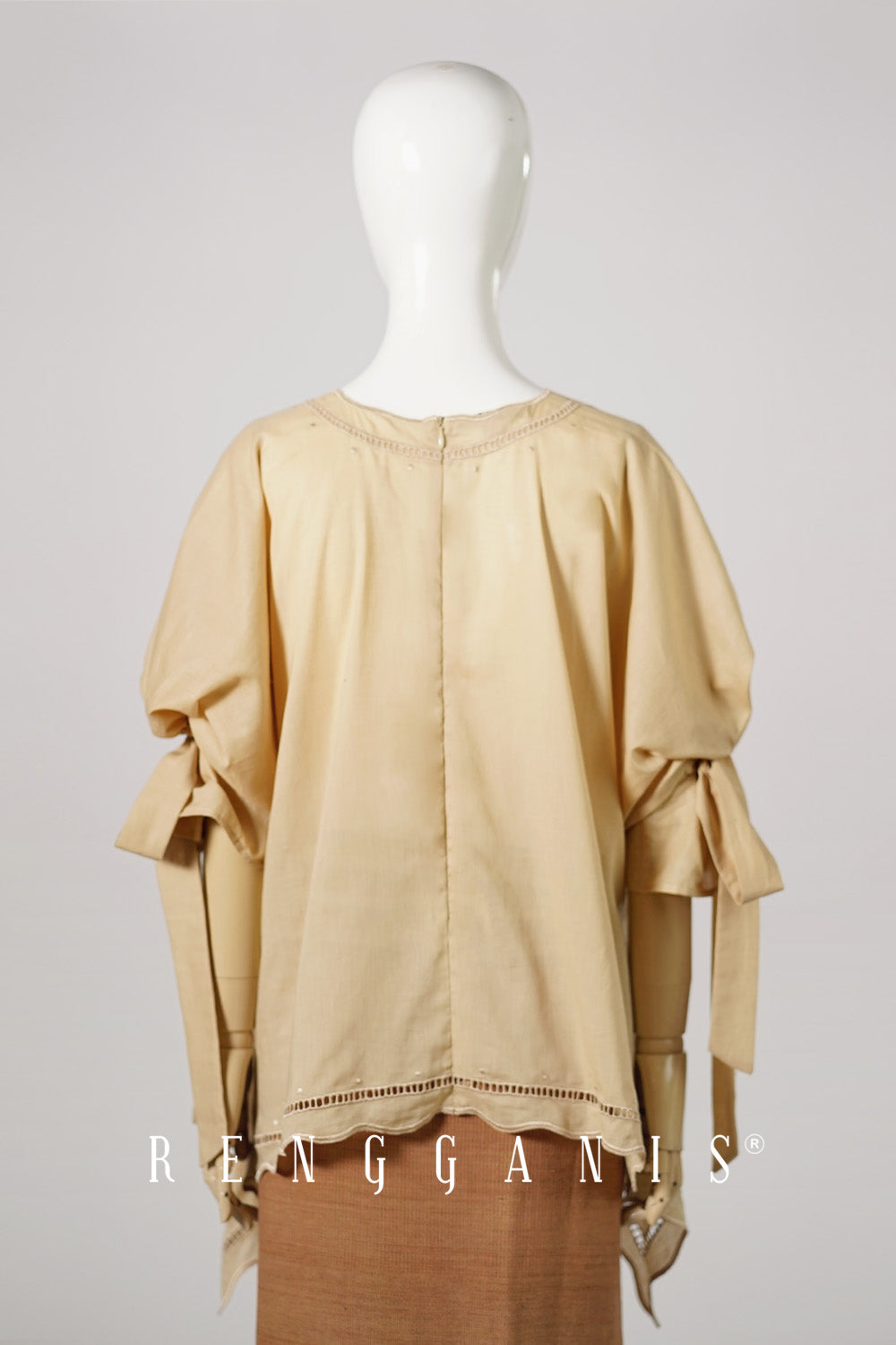 Garland with Small Neckline in Oat Brown